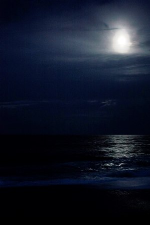 Full Moon over the ocean.jpg 1